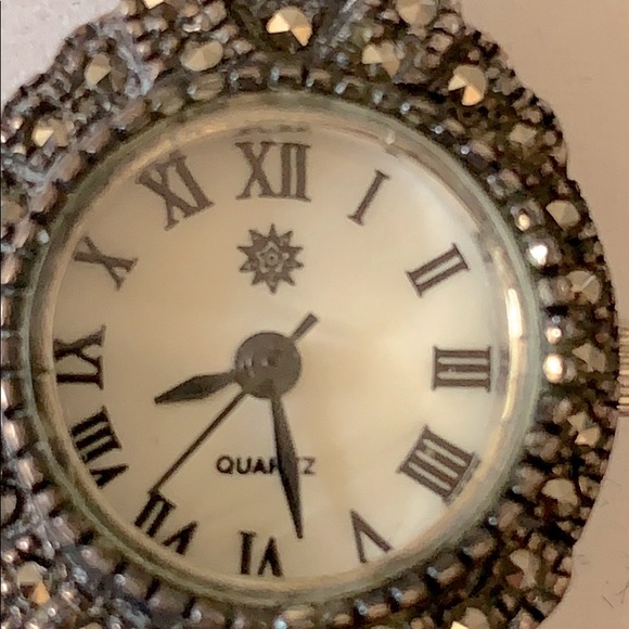 Watch w/Black crystal & black metal quartz guc - Picture 2 of 9